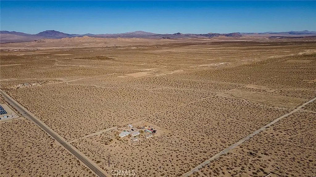 1 Lucerne Valley 21 Parcel Portfolio +/- 1,758 Acres