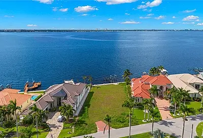 304 Bayshore Dr Cape Coral FL 33904