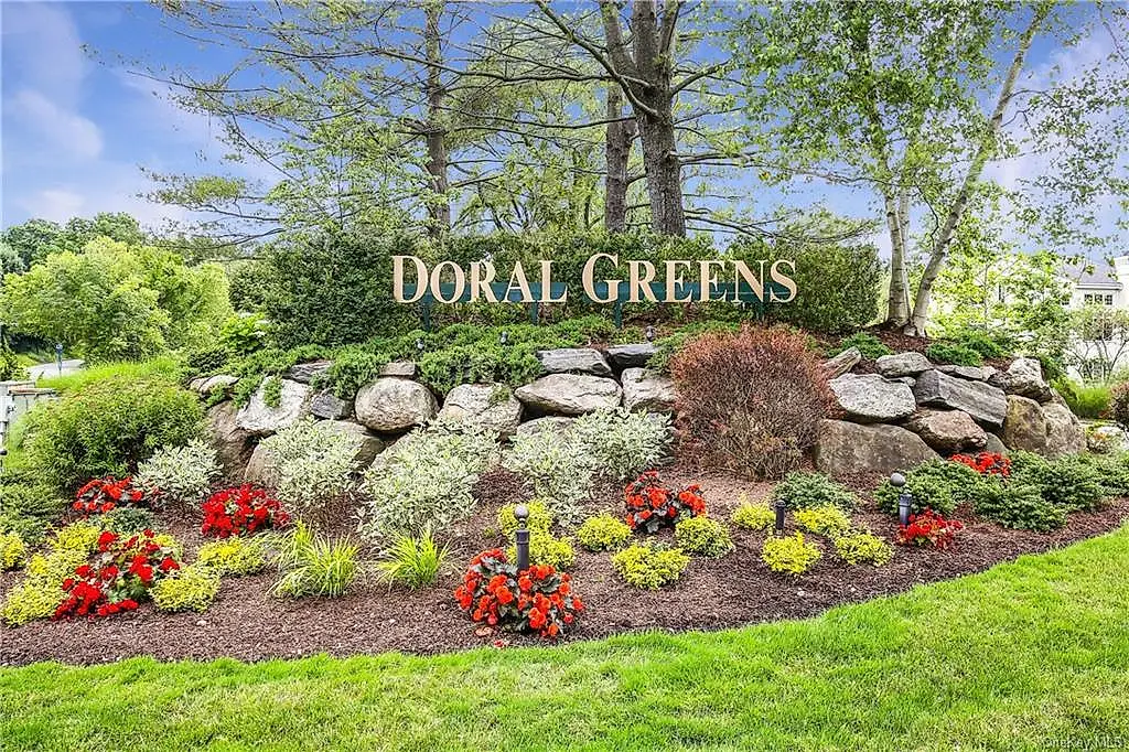 10 Doral Greens Drive E