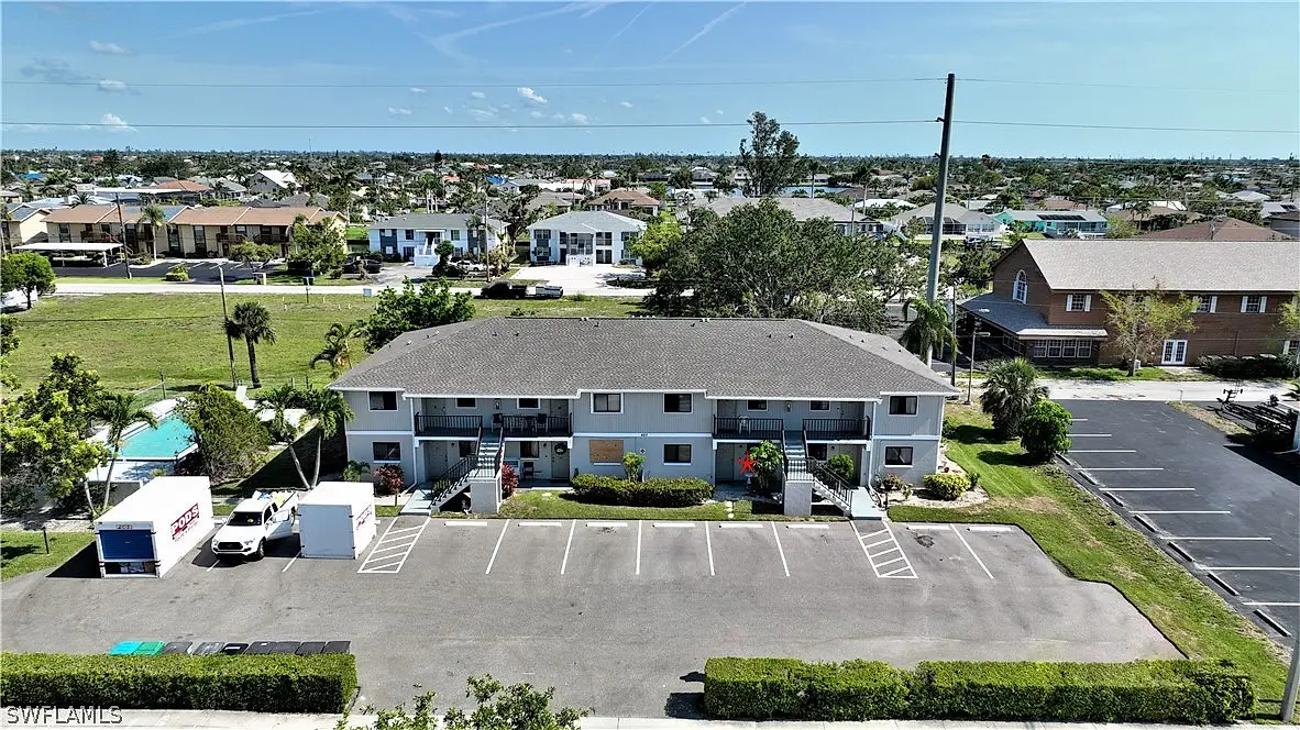 423 Cape Coral Parkway W