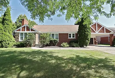 19852 Holiday Road Grosse Pointe Woods MI 48236