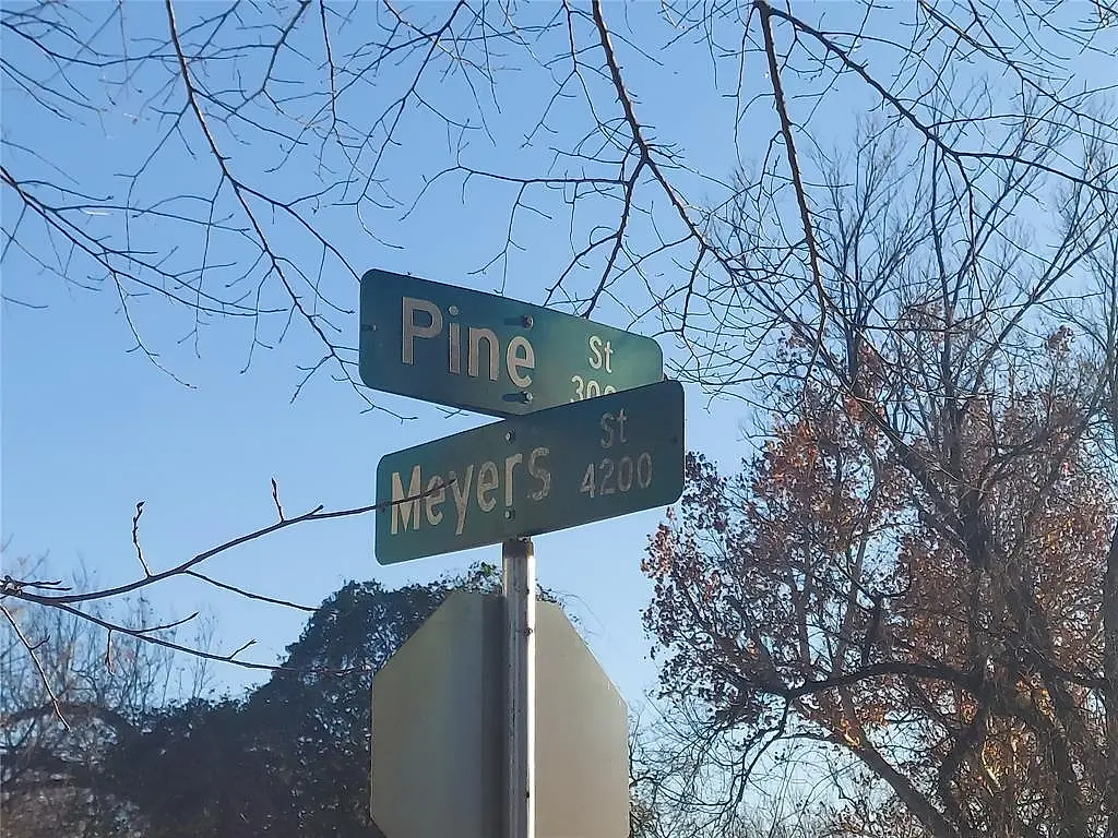 3006 Pine Street
